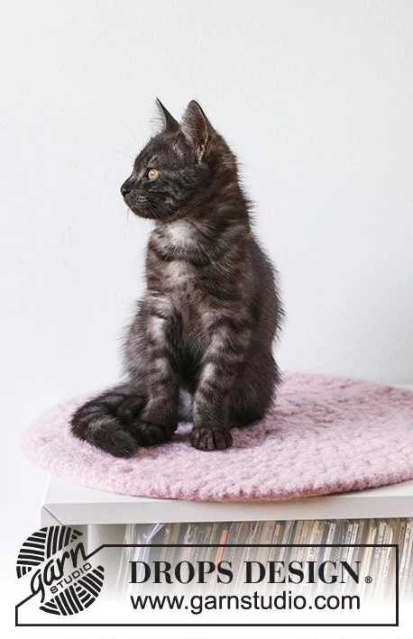0-1502 Kitty Nap Pad by DROPS Design